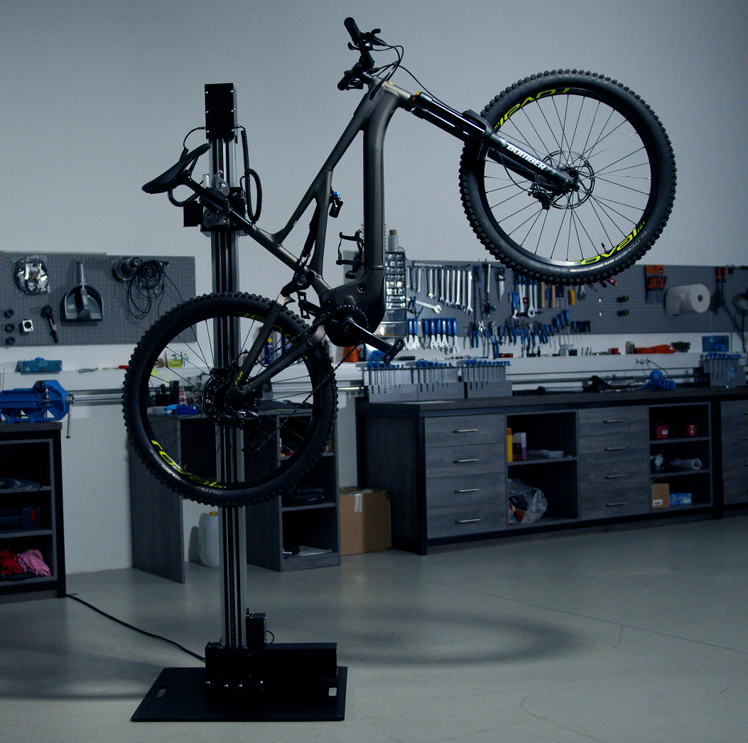 E-Billy with Bike in Workshop 1
